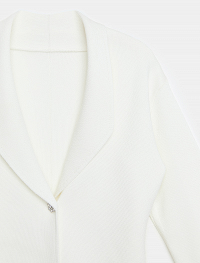 Elegance Woven with Confidence: Discover Timeless Femininity at FemFashMo